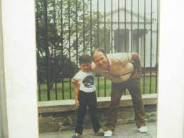 pablo escobar with one of his children posing in front of the white house in washington d c pablo escobar escobar pablo emilio escobar