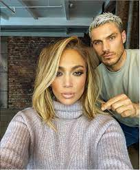 L'ex ragazza del bronx di origini portoricane, oggi star internazionale, è a tutti gli effetti un'icona senza età, anche quando si parla di . Jennifer Lopez Capelli 2019 Il Suo Nuovo Taglio E Tutt Altro Che Invernale