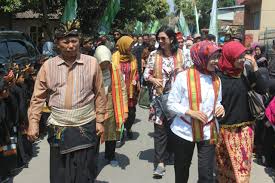 Maybe you would like to learn more about one of these? Pertahankan Budaya Sasak Bupati Lotim Wajibkan Asn Gunakan Pakaian Adat Lombokita