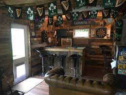 Find inspiration in this article! 22 Wood Pallets Into A Garage Bar Man Cave 1001 Pallets Garage Bar Man Cave Furniture Man Cave Home Bar