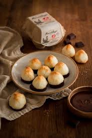 Recette De Rochers Coco Au Chocolat Noir En 2020 Rochers Coco Recettes De Cuisine Illustrees Faire Fondre Du Chocolat