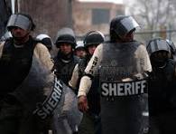 Police Dans Le Tenue Anti-émeute Tenant L'arme, Los Angeles ...