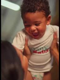 Jacky Guzmán presenta a su hijo London