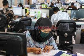 Jan 18, 2021 · cara bekerja di kantor kecam : Pemerintah Perbarui Aturan Kerja Di Kantor Untuk Sektor Esensial Dan Kritikal