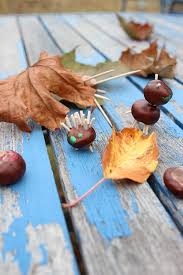 Neben klassikern wie dem kastanienmännchen gibt es nämlich noch viele kreative bastelideen zu entdecken, die wir euch vorstellen möchten. Basteln Mit Kastanien Im Herbst Tolle Ideen Fur Kleinkinder