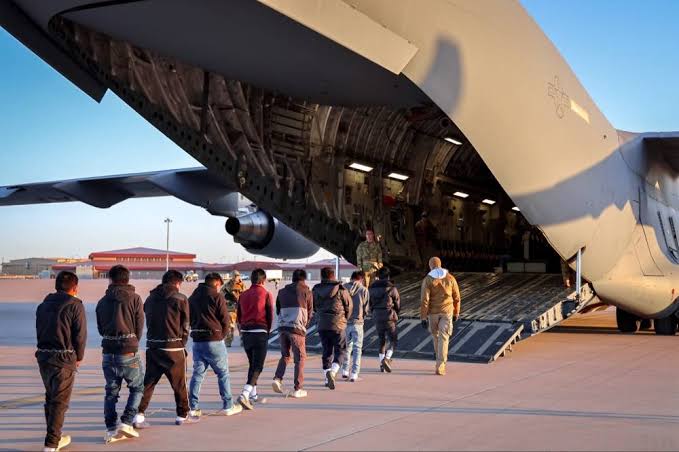 Administración Trump comienza a enviar deportados a El Salvador en aviones  militares: Bloomberg