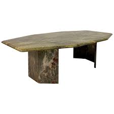 In recent years, onyx has been widely used in indoor spaces, such as onyx floors, onyx walls, onyx countertops, onyx dining tables and coffee tables, and so on. 1970s Octagonal Green Onyx Marble Coffee Table At 1stdibs