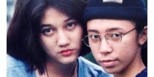 Selain disebut mirip, ibu ani yudhoyono malah disebut lebih cantik daripada nike ardilla. Potret Rumah Mendiang Nike Ardila Kamarnya Luas Dan Ada Foto Cantik Saat Berhijab Merdeka Com