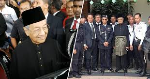 Istiadat pelantikan dan angkat sumpah jawatan menteri besar perak darul ridzuan. Live Mahathir Angkat Sumpah Sebagai Pm Ke 7 Di Istana Negara Siakap Kelisa