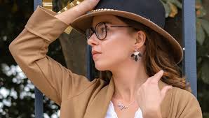 A Romans-sur-Isère, Janoé, des bijoux engagés fabriqués main à partir de  cuir français et d'Argent recyclés