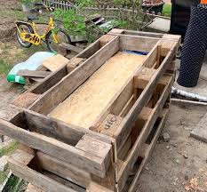Eine komplett andere diskussion ist der einsatz von fertigbausätzen. Diy Hochbeet Aus Paletten Bauen Anleitung Liste 2020 Mamaskind