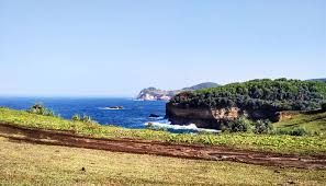 Pantai ini memiliki lubang raksasa yang mengundang rasa penasaran hingga menimbulkan rasa kagum pada hati para pengunjung. Pantai Karang Bolong Sensasi Berada Di Atas Tebing