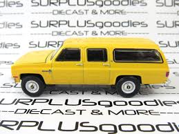 2024 Greenlight 1:64 LOOSE Yellow 1987 CHEVROLET SUBURBAN K20 Custom Deluxe