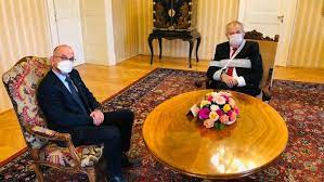 Chce tak zabránit tomu, aby se lidé procházeli s kelímky a jídlem. Novym Ministrem Zdravotnictvi Bude Jan Blatny Zeman Ho Jmenuje Ve Ctvrtek Aktualne Cz