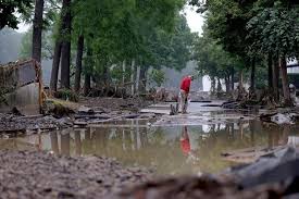 Les inondations ont frappé plusieurs villes du littoral de la baltique, où l'elbe a atteint plus de trois fois son niveau normal, touchant particulièrement hitzacker, une ville située à l'intérieur des terres à 100. Ysl 84jnxnbtxm
