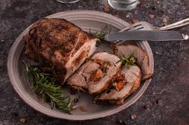 Para este solo necesitas hornear un redondo de ternera salpimentado con cebollitas, zanahorias baby, aceite, romero y un chorrito de brandy. Receta De Redondo De Ternera Al Horno Relleno Unareceta Com