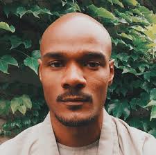 To Shinyi Lee, Hokkien Taiwanese music needed an overhaul. Seeing the genre  as dominated by "khàu-tiāu-á" and lacking grooves, she set out to change it  by putting her own spin