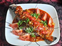 Masukan ayam yang digoreng tadi dan gaul hingga rata. Ikan Masak Masam Manis Ala Thai