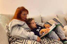 Carolina deslandes revelou, em setembro de 2019, que o filho mais velho, santiago, tem uma perturbação do espectro do autismo. Carolina Deslandes Faz Dueto De A Vida Toda Com Filho Santiago