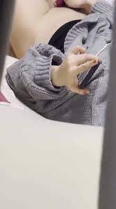 偷窥隔壁清纯小美女边看片边紫薇高潮的时候身体紧绷双腿伸直一脸的享受无毛鲍鱼真诱惑看硬了