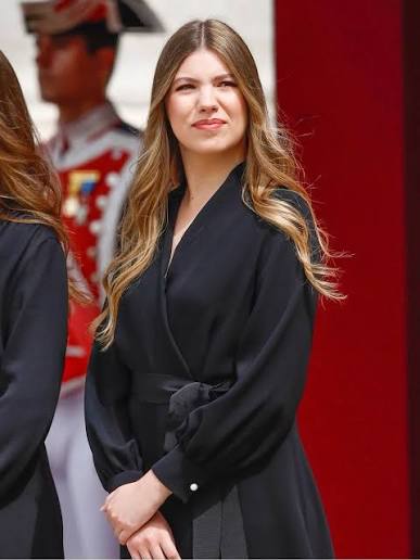 La Infanta Sofía y la Princesa Leonor apuestan por la elegancia sobria en  la visita del Papa León XIV La Princesa Leonor y la Infanta Sofía eligieron  vestidos oscuros y discretos para