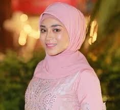 Pengacara anim ezati rizki, 28, telah mengumumkan dirinya sedang hamil anak pertama di akaun instagram (ig) miliknya. Biodata Penuh Uyaina Arshad Yang Semakin Popular Biodata Penuh
