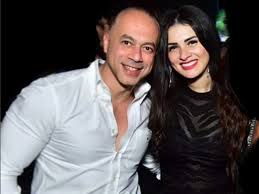 بدايتها كانت عندما قدمها أحد أصدقائها للمخرجة إيناس بكر للعمل في مسلسل حنين وحنان مع الفنان عمر الشريف ومجموعة من. Ù†Ø¬Ù„ Ø§Ù„Ù…Ù†ØªØ¬ ØªØ§Ù…Ø± Ù…Ø±Ø³ÙŠ ÙŠØ®Ø·Ù Ø§Ù„Ø§Ù†Ø¸Ø§Ø± ÙÙŠ Ø§ÙˆÙ„ Ø¸Ù‡ÙˆØ± Ù„Ù‡ ØµÙˆØ±