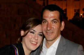 Παράλληλα, παρακολουθούμε και άλλες ιστορίες, όπως αυτή της αδερφής του δημάρχου, σταυρούλας (τζόυς ευείδη) η οποία προσπαθεί να κάνει παιδιά και τσακώνεται συνεχώς με τον άντρα της. Pyrros Dhmas Se Blepw Sta Proswpa Twn Paidiwn Mas Enas Xronos Meta Ton 8anato Ths Syzygoy Toy Eidhseis Athens Magazine