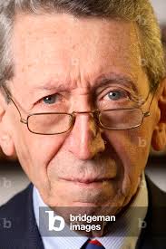 Image of Der Historiker und Diplomat Sergio Romano posiert zu Hause. Milan,