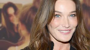 Ich habe mal eines meiner haustiere so genannt und inzwischen bin ich mir auch sicher, dass mal meine tochter so heißen wird allerdings tendiere ich inzwischen zu „karla, da das „k beim unterschreiben bestimmt toll aussieht oder meint ihr, dass der name mit „k wie ein fake aussieht? Carla Bruni Sie Teilt Ein Seltenes Video Von Tochter Giulia Und Die Singt Wie Ein Star Bunte De