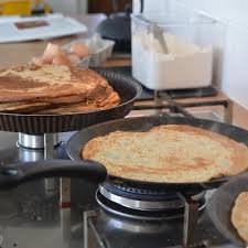 Ce Matin Pour Le Petitdejeuner On Finit Les Restes De La Soiree Crepes Et Cine De La Veille 42 Crepes Au Total Quand Meme P In 2020 Food Iron Pan Cast Iron Pan