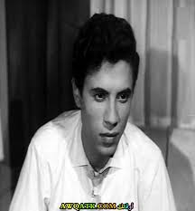المعلم عباس القزاز(رشدى أباظه)صاحب مصنع الزجاج،يبلغ من العمر ٨٥ عاما،ويعيش مع زوجته راضيه(ثريا فخرى)وإبنه احمد(ماهر العطار)وإبنته عزيزه(طروب)،وكان إبنه. Ù…Ø§Ù‡Ø± Ø§Ù„Ø¹Ø·Ø§Ø± Ø¯ÙŠØ§Ù†ØªÙ‡ Ø¹Ù…Ø±Ù‡ Ø²ÙˆØ¬ØªÙ‡ Ù…Ø¹Ù„ÙˆÙ…Ø§Øª Ø¹Ù†Ù‡ ÙˆØµÙˆØ±