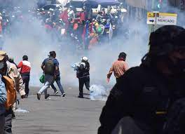 Opinión Bolivia - Continúan los enfrentamientos entre el Magisterio Urbano y la Policía en las calles de La Paz. www.opinion.com.bo 📸 APG. | Facebook