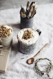 Recette De Chocolat Chaud Epice Oatbox Dans Une Tasse Servie Avec Creme Fouettee Spiced Hot Chocolate Recipe Cafe Latte Recipe Coffee Dessert