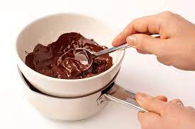 Sciogliere il cioccolato a bagnomaria è semplicissimo. Come Sciogliere Il Cioccolato A Bagnomaria Al Microonde E Con Il Bimby