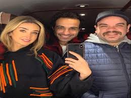 مسسل الكوميدي المصري الواد سيد الشحات بطولة احمد فهمي وهناالزاهد تدور أحداث المسلسل حول شاب فقير يتزوج من فتاة غنية، ويتعجب الناس من هذا الزواج وخلال الأحداث يفاجأ الشاب بمن يطاردونه بسبب مبلغ 6 ملايين جنيه قام أحد أفراد عائلته بالنصب عليهم وأخذ المبلغ. Ø£Ø­Ù…Ø¯ ÙÙ‡Ù…ÙŠ ÙŠÙ†Ø´Ø± Ø£ÙˆÙ„ ØµÙˆØ±Ø© Ù…Ù† ÙƒÙˆØ§Ù„ÙŠØ³ Ø§Ù„ÙˆØ§Ø¯ Ø³ÙŠØ¯ Ø§Ù„Ø´Ø­Ø§Øª Ù…ØµØ±Ø§ÙˆÙ‰