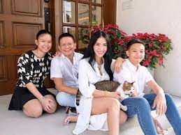 See more ideas about heart evangelista, heart evangelista style, style. Heart Evangelista Spends Christmas With Husband Chiz Escudero And Kids