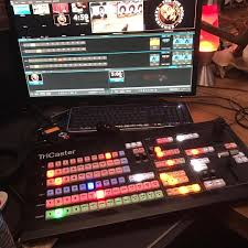 what microphones headphones are used on the joe rogan experience podcast full list of podcasting equipment use joe rogan experience joe rogan podcast studio