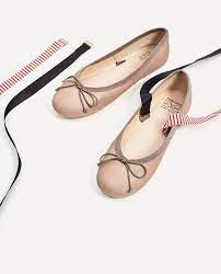 Aυτό είναι το παπούτσι που θα αντικαταστήσει τις μπαλαρίνες φέτος το  καλοκαίρι / Fashion / Woman TOC