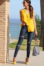 Conjunto Camisa Amarilla Pantalones Tejanos Azules Tacones Amarillos Bolso A Rayas Y Gafas Blancas Misconjuntos Ropa De Moda Pantalon Amarillo Mujer Ropa