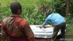 Ia hanya dianggap sebagai biang kesialan di kampung. Cerita Jasad Marbot Masjid Yang Utuh Terkubur Selama 30 Tahun