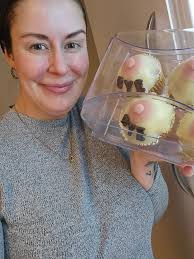 I just HAD to share this beautiful cupcakes my lovely friend did to me  today. She now I have been waiting long time for this and next week the  18th its FINALLY