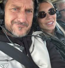 🌺 Lo chiamano il fiore della pazienza. È il Silversword, pianta rarissima  che cresce solo sulle pendici del vulcano Haleakalā, a Maui, nelle Hawaii.  Resta in attesa per decenni, silenziosa e invisibile.