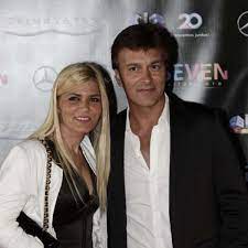 A publicação, que já tinha avançado que ambos viviam juntos há cerca de um ano, revela agora que o. Tony Carreira Preso Ao Passado A Ferver Vidas
