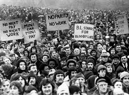 No dia 1º de maio de 1886, trabalhadores se manifestaram nas ruas de  Chicago, nos Estados Unidos, para reivindicar a redução da jornada de  trabalho de 13 para 8 horas diárias, gerando