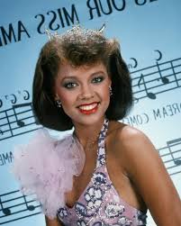 Frau Mit 80er Outfit Pinkes Kleid Mit Weissen Blumen Kledi Mit Print Roter Lippenstift Tullaccessoire 80er Kleidung 80er Jahre Mode 80er Outfit