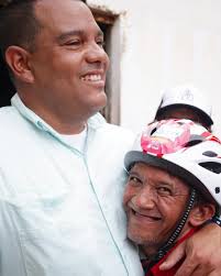 Repost @vclarkb ... ¡Gracias Dabajuro!🧡 Nos abrazamos, bailamos y  atendimos a nuestra gente del sector Las Filipinas de Dabajuro junto a mi  hermanos candidatos @genesisgarvett7 @negraconuco @tachyobertopsuv y  @josegomezven ✌️ Un pueblo