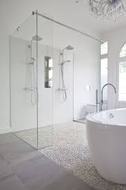 Bodenbelag Bad Alternative Kieselsteine Weiss Dusche Glaswand Badewanne Minimalistisches Badezimmer Badezimmer Design Begehbare Dusche