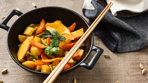 Diese Asiatische Gemusepfanne Ist Sehr Aromatisch Und Durch Die Ausgewogene Mischung Feinster Gewurze Angenehm Pikant Asiatische Gemusepfanne Rezepte Asiatisch