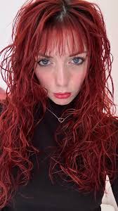 Una mujer que acompañe a una pareja hoy.